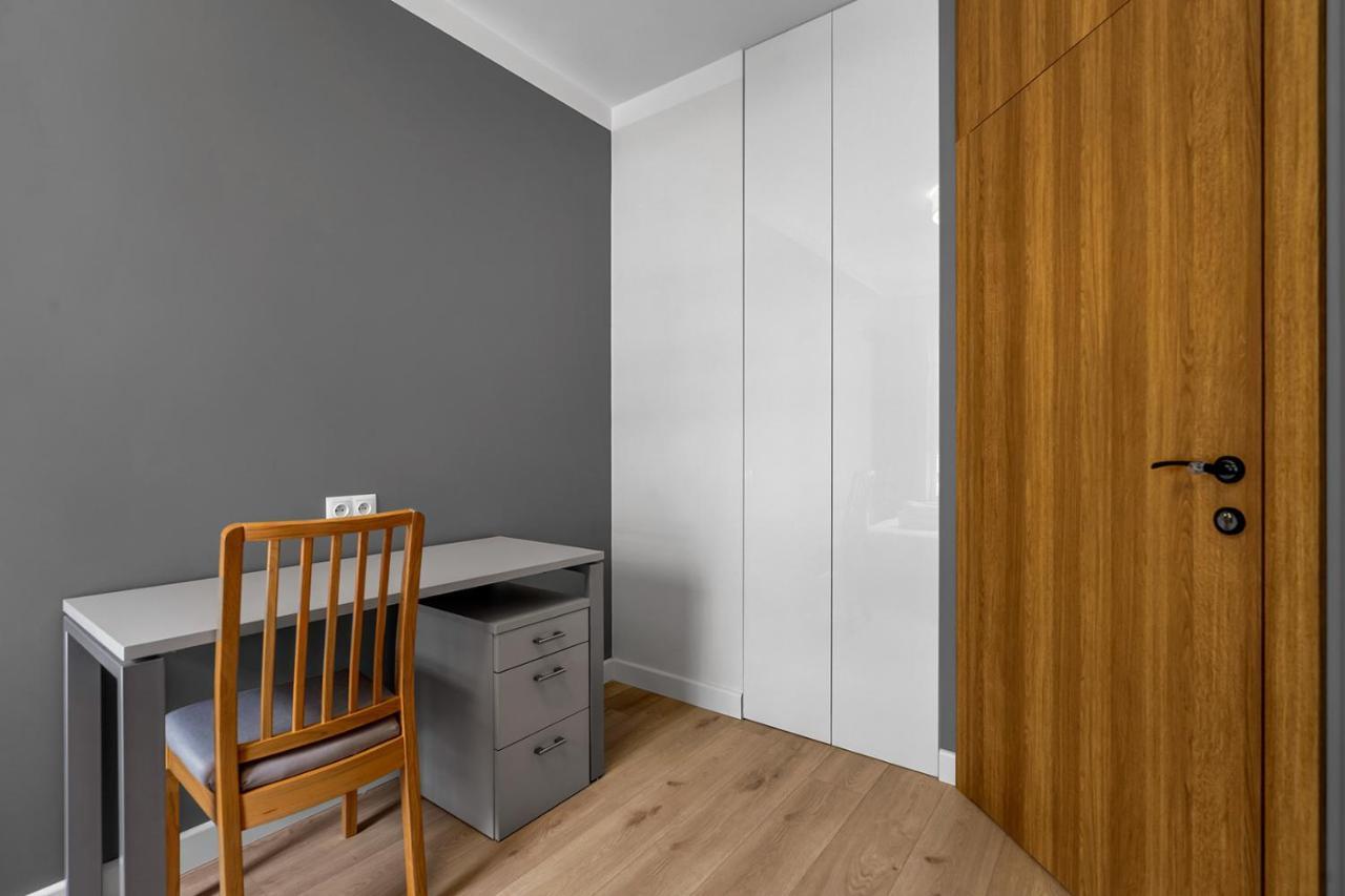Lotnisko Chopina Modern Apartment ワルシャワ エクステリア 写真